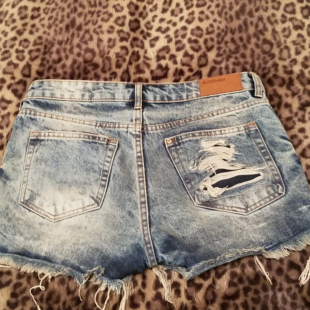 H&M mid to high waisted shorts. - Picture 2 of 6